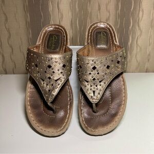 Clarks Artisan Women’s 7 Low Wedge Sandal 32094 Bronze Gold Studded Flip Flop